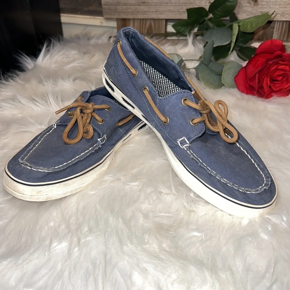 Columbia mens boat